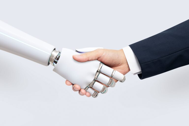 Een man die de hand schudt van een robot. Ga je ook profiteren van machine learning en AI van Google?